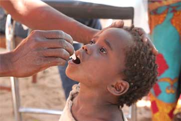 백신 먹는 아프리카 아이